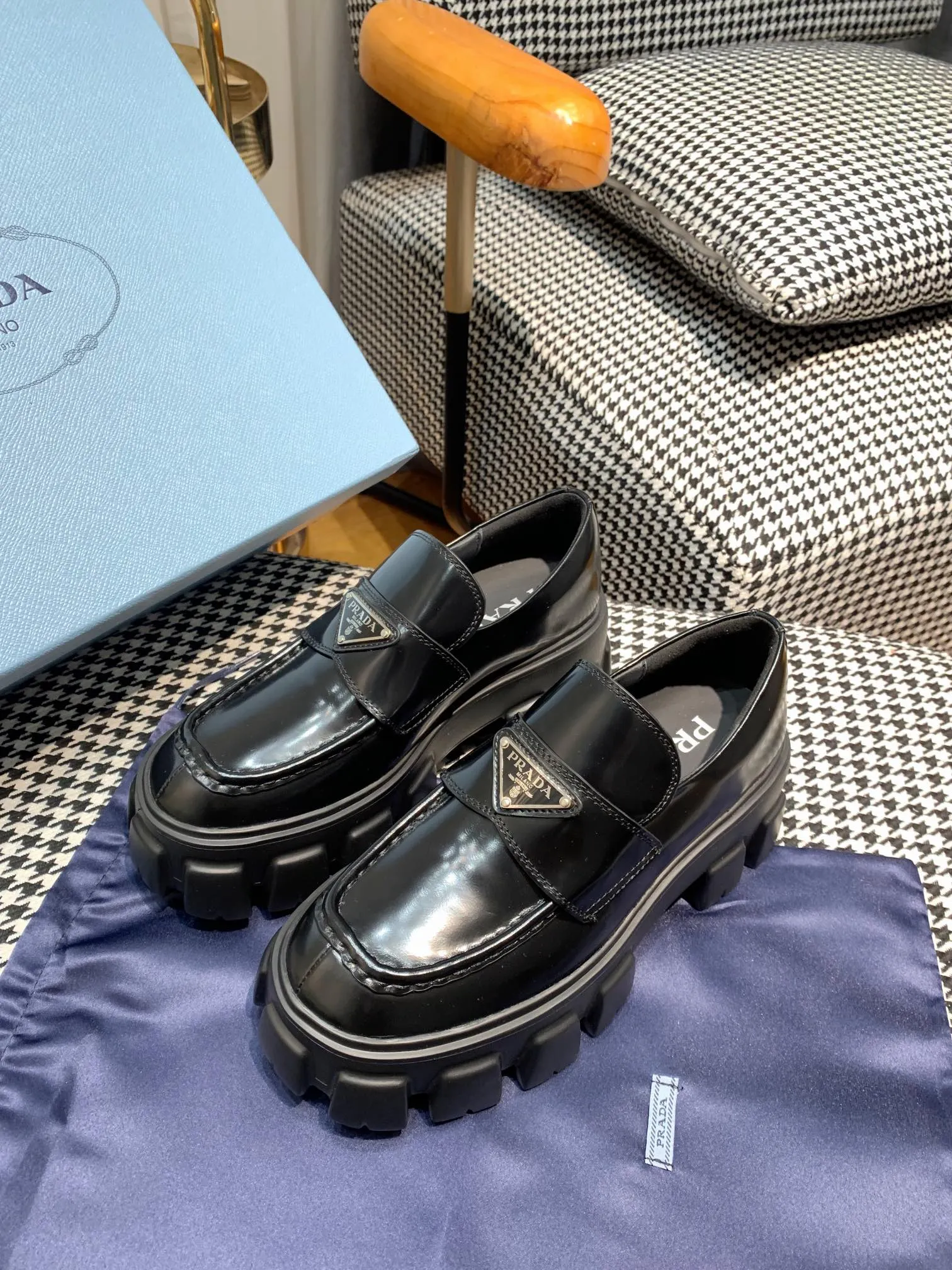 👟👟Ex-factory price 480👟👟 Women's shoes women's clothing ss23 Prada Prada ✨ 💥The T-stage catwalk model "Dream Never Sleeps" can be used on important occasions. It has an aristocratic feel and is perfect on the feet💃💃The entire series is full of exciting and unexpected combinations of elements, with a strong artistic flavor, allowing you to appreciate the ever-changing style of Prada girls. 1⃣ Upper: cowhide with open edge beads/patent leather 2⃣ Lining: imported sheepskin 3⃣ Outsole: lightweight foam outsole Size 35M-40M
